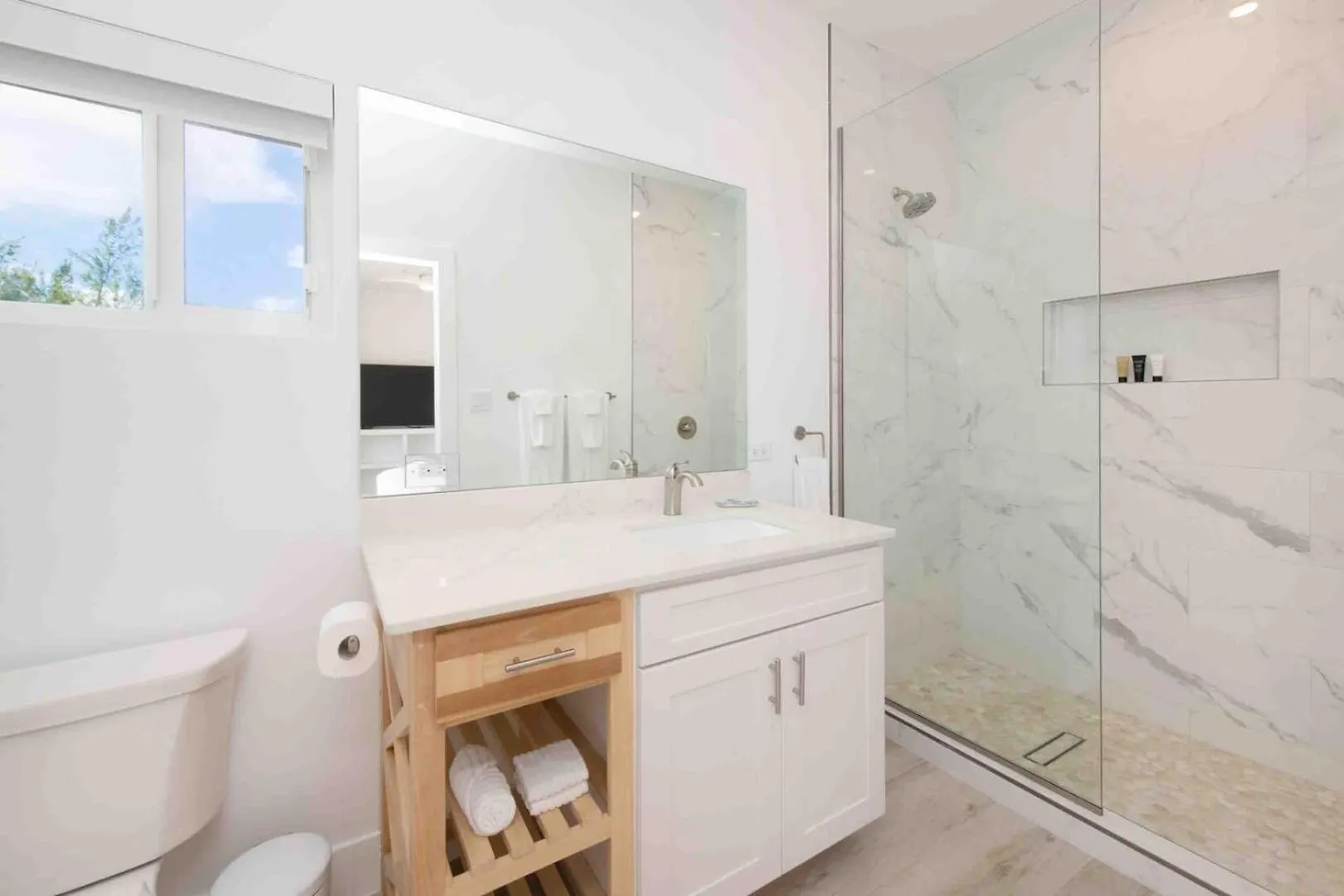 Timmys Place - Charming Oceanfront Villa With Direct Beach Access And Scenic Views Driftwood Village