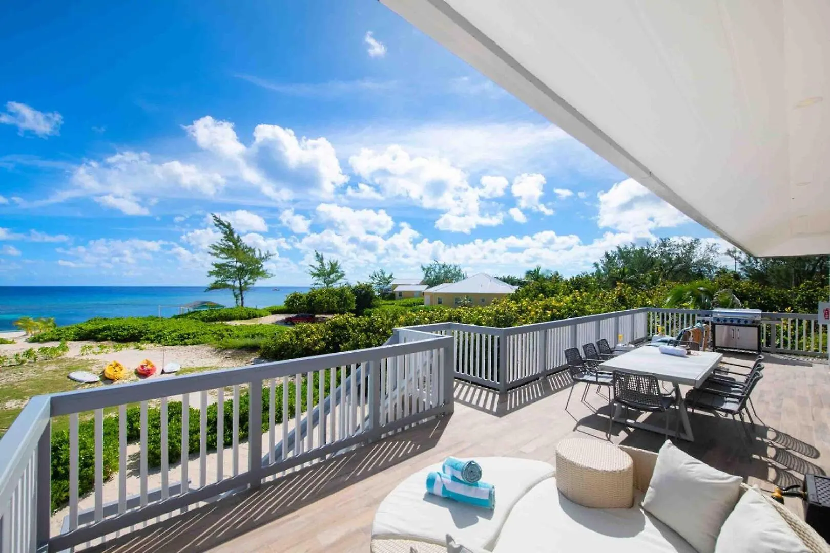 Timmys Place - Charming Oceanfront Villa With Direct Beach Access And Scenic Views Driftwood Village بيت للعطل